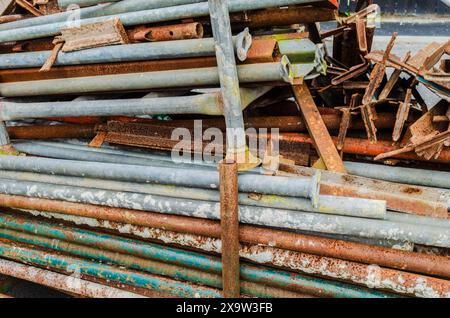 Gerüste aus verrostetem Metall, die darauf warten, entsorgt oder recycelt zu werden Stockfoto