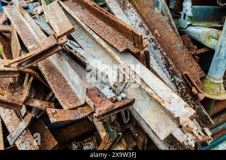 Gerüste aus verrostetem Metall, die darauf warten, entsorgt oder recycelt zu werden Stockfoto