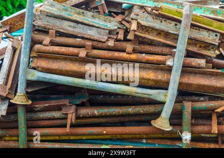 Gerüste aus verrostetem Metall, die darauf warten, entsorgt oder recycelt zu werden Stockfoto