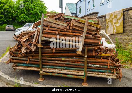 Gerüste aus verrostetem Metall, die darauf warten, entsorgt oder recycelt zu werden Stockfoto