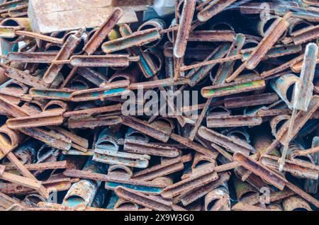 Gerüste aus verrostetem Metall, die darauf warten, entsorgt oder recycelt zu werden Stockfoto