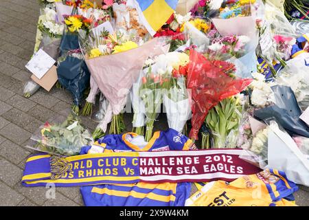 Blumen, Botschaften und andere Tribut wurden im Headingley Stadium in Leeds nach dem Tod des ehemaligen Leeds Rhino Spielers Rob Burrow, der an der Motoneurone-Krankheit litt, hinterlassen. Bilddatum: Montag, 3. Juni 2024. Stockfoto