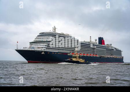 Cunards Queen Anne segelt in die Mersey, begleitet von Feuerschleppern, vor einer Namenszeremonie am Liverpool Pier Head, als Teil einer einführenden „Runde der Ehre“-Reise um die britischen Inseln. Bilddatum: Montag, 3. Juni 2024. Stockfoto