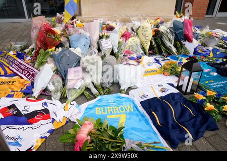 Blumen, Botschaften und andere Tribut wurden im Headingley Stadium in Leeds nach dem Tod des ehemaligen Leeds Rhino Spielers Rob Burrow, der an der Motoneurone-Krankheit litt, hinterlassen. Bilddatum: Montag, 3. Juni 2024. Stockfoto