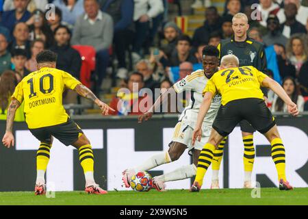 London, England 20240601. Real Madrids Vinicius Junior versucht, Jadon Sancho und Julian Ryerson beim Finale der Champions League zwischen Borussia Dortmund und Real Madrid im Wembley Stadium zu übertreffen. Foto: Svein Ove Ekornesvåg / NTB Stockfoto