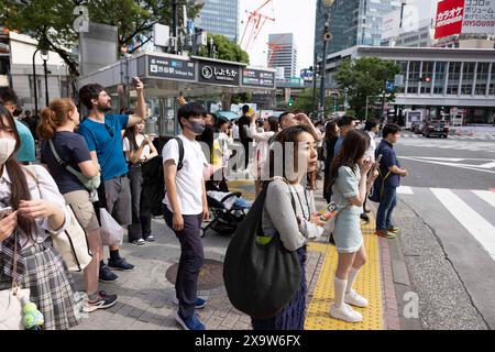 Tokio, Japan. 30. Mai 2024. Fußgänger warten an der Kreuzung shibuya in Tokio an einer grünen Ampel. 30. Mai 2024. - 20240530 PD15308 Credit: APA-PictureDesk/Alamy Live News Stockfoto