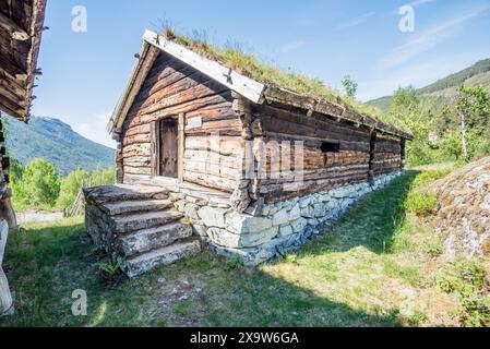 Das Nordfjord Museum of Cultural History verfügt über eine Reihe erhaltener hölzerner Objekte aus einer anderen Zeit, von denen viele über Grasdächer verfügen. Stockfoto