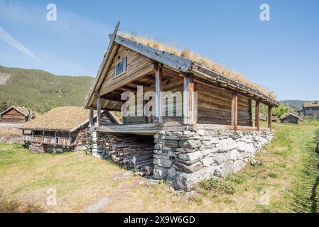 Das Nordfjord Museum of Cultural History verfügt über eine Reihe erhaltener hölzerner Objekte aus einer anderen Zeit, von denen viele über Grasdächer verfügen. Stockfoto