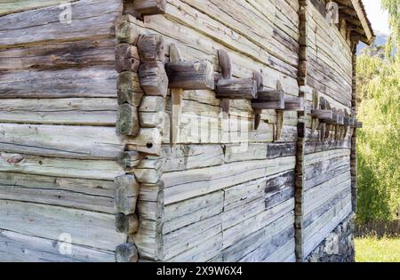 Das Nordfjord Museum of Cultural History verfügt über eine Reihe erhaltener hölzerner Objekte aus einer anderen Zeit, von denen viele über Grasdächer verfügen. Stockfoto