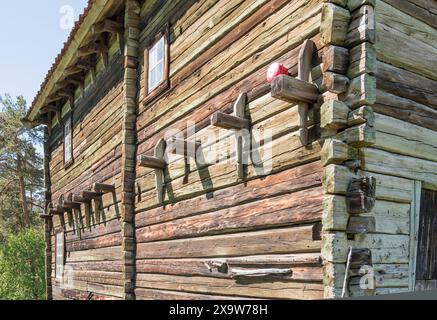 Das Nordfjord Museum of Cultural History verfügt über eine Reihe erhaltener hölzerner Objekte aus einer anderen Zeit, von denen viele über Grasdächer verfügen. Stockfoto