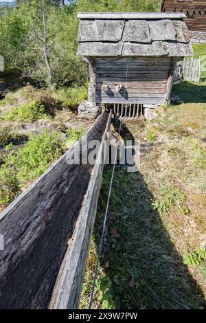 Das Nordfjord Museum of Cultural History verfügt über eine Reihe erhaltener hölzerner Objekte aus einer anderen Zeit, von denen viele über Grasdächer verfügen. Stockfoto