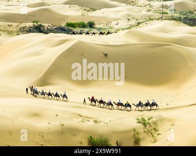 Ordos, China. Juni 2024. Am 31. Mai 2024 reiten Touristen auf Kamelen am malerischen Ort Yinkantara in der Kubuqi-Wüste in Ordos, der autonomen Region der Inneren Mongolei, China. (Foto: Costfoto/NurPhoto) Credit: NurPhoto SRL/Alamy Live News Stockfoto