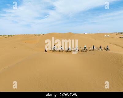 Ordos, China. Juni 2024. Am 31. Mai 2024 reiten Touristen auf Kamelen am malerischen Ort Yinkantara in der Kubuqi-Wüste in Ordos, der autonomen Region der Inneren Mongolei, China. (Foto: Costfoto/NurPhoto) Credit: NurPhoto SRL/Alamy Live News Stockfoto