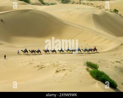 Ordos, China. Juni 2024. Am 31. Mai 2024 reiten Touristen auf Kamelen am malerischen Ort Yinkantara in der Kubuqi-Wüste in Ordos, der autonomen Region der Inneren Mongolei, China. (Foto: Costfoto/NurPhoto) Credit: NurPhoto SRL/Alamy Live News Stockfoto