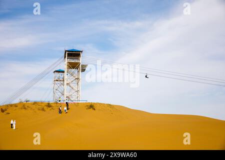 Ordos, China. Juni 2024. Touristen besuchen den malerischen Ort Yinkantara in der Kubuqi Wüste in Ordos, der autonomen Region der Inneren Mongolei, China, am 31. Mai 2024. (Foto: Costfoto/NurPhoto) Credit: NurPhoto SRL/Alamy Live News Stockfoto