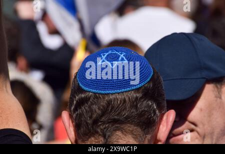 London, Großbritannien. Juni 2024. Demonstranten in Whitehall. Tausende von Menschen marschierten in Zentral-London und forderten die Freilassung der israelischen Geiseln, die von der Hamas in Gaza festgehalten wurden. Quelle: Vuk Valcic/Alamy Live News Stockfoto