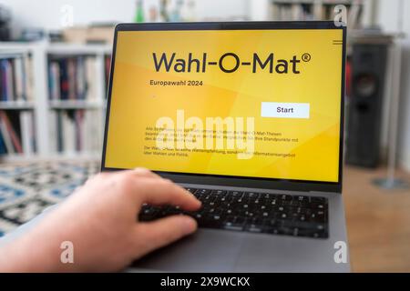 Laptop mit der Website Wahl-O-Mat, einer Wahlentscheidungshilfe, die seit 2002 von der Bundeszentrale für politische Bildung betrieben wird. Sie werden für in Deutschland aktuell anstehende Europa-, Bundestags- und Landtagswahlen angeboten. *** Laptop mit der Wahl-O-Mat Website, einer Wahlhilfe, die seit 2002 von der Bundeszentrale für politische Bildung betrieben wird. Er steht für die bevorstehenden Europawahlen, Bundestagswahlen und Landtagswahlen in Deutschland zur Verfügung. Nordrhein-Westfalen Deutschland, Deutschland GMS15910 Stockfoto