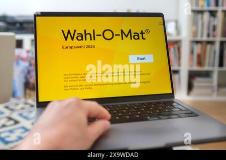 Laptop mit der Wahl-O-Mat Website, einer Wahlhilfe, die seit 2002 von der Bundeszentrale für politische Bildung betrieben wird. Stockfoto