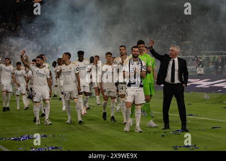 Madrid, Spanien. Juni 2024. Ein Teil der Real Madrid First Mannschaft spaziert auf dem Santiago Bernabeu Stadionfeld während der Feier des 15. Titels der European Champions League. Real Madrid schloss die Feierlichkeiten zum 15. Europapokal am Sonntagabend mit einer Party mit seinen Fans im Santiago Bernabeu Stadion in Madrid ab. Quelle: SOPA Images Limited/Alamy Live News Stockfoto