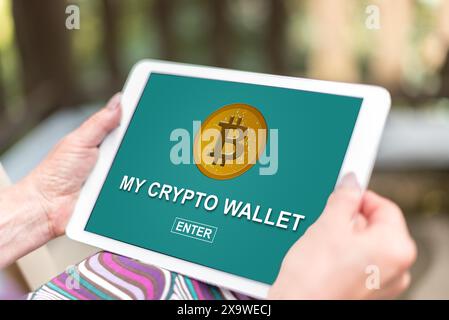 Weibliche Hände, die ein Tablet mit Krypto-Wallet-Konzept halten Stockfoto