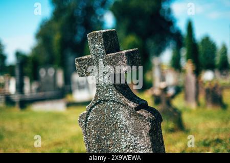 Alter christlicher Betongrabstein auf einem Friedhof Grabstätte, selektiver Fokus Stockfoto