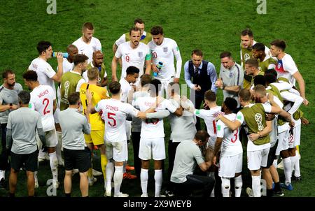 Dateifoto vom 11.07.2018 von England-Trainer Gareth Southgate (Mitte) spricht mit seinen Spielern während des Halbfinalspiels der FIFA Fussball-Weltmeisterschaft. England war bei der letzten Europameisterschaft in unmittelbarer Nähe zum kontinentalen Ruhm, nachdem es einen bemerkenswerten und viel unerwarteteren Lauf zum Halbfinale der Weltmeisterschaft 2018 genossen hatte. Ausgabedatum: Montag, 3. Juni 2024. Stockfoto