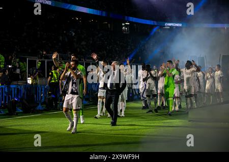 Madrid, Spanien. Juni 2024. Ein Teil der Real Madrid First Mannschaft spaziert auf dem Santiago Bernabeu Stadionfeld während der Feier des 15. Titels der European Champions League. Real Madrid schloss die Feierlichkeiten zum 15. Europapokal am Sonntagabend mit einer Party mit seinen Fans im Santiago Bernabeu Stadion in Madrid ab. (Foto: David Canales/SOPA Images/SIPA USA) Credit: SIPA USA/Alamy Live News Stockfoto