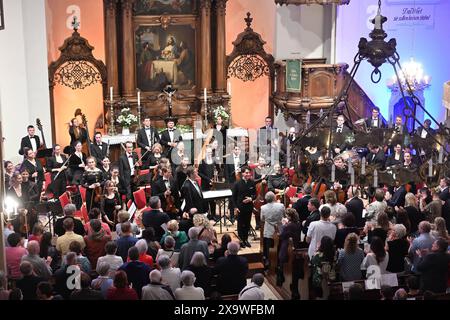 REKORDDATUM NICHT ANGEGEBEN Augustusburger Musiksommer startete Augustusburg – kleine Stadt mit großer Musik. Mit zwei Eröffnungskonzerten startete am Wochenende der Augustusburger Musiksommer in der Saison 2024. Das Programm unter der Leitung des jungen Kirchenmusikers Pascal Kaufmann umfasste Werke von Jean Sibelius und Edvard Grieg, darunter die berühmte Morgenstimmung und verschiedene Tänze aus Griegs Peer Gynt Suiten. Die Junge Philharmonie Augustusburg hat sich zum Ziel gesetzt, große sinfonische Musik im kleinen Ort erlebbar zu machen. Das Orchester wurde im November 2019 gegründet und vere Stockfoto