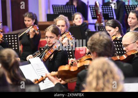 REKORDDATUM NICHT ANGEGEBEN Augustusburger Musiksommer startete Augustusburg – kleine Stadt mit großer Musik. Mit zwei Eröffnungskonzerten startete am Wochenende der Augustusburger Musiksommer in der Saison 2024. Das Programm unter der Leitung des jungen Kirchenmusikers Pascal Kaufmann umfasste Werke von Jean Sibelius und Edvard Grieg, darunter die berühmte Morgenstimmung und verschiedene Tänze aus Griegs Peer Gynt Suiten. Die Junge Philharmonie Augustusburg hat sich zum Ziel gesetzt, große sinfonische Musik im kleinen Ort erlebbar zu machen. Das Orchester wurde im November 2019 gegründet und vere Stockfoto