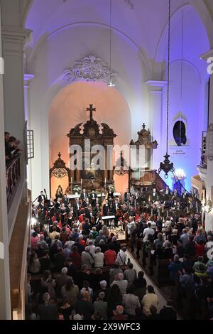 REKORDDATUM NICHT ANGEGEBEN Augustusburger Musiksommer startete Augustusburg – kleine Stadt mit großer Musik. Mit zwei Eröffnungskonzerten startete am Wochenende der Augustusburger Musiksommer in der Saison 2024. Das Programm unter der Leitung des jungen Kirchenmusikers Pascal Kaufmann umfasste Werke von Jean Sibelius und Edvard Grieg, darunter die berühmte Morgenstimmung und verschiedene Tänze aus Griegs Peer Gynt Suiten. Die Junge Philharmonie Augustusburg hat sich zum Ziel gesetzt, große sinfonische Musik im kleinen Ort erlebbar zu machen. Das Orchester wurde im November 2019 gegründet und vere Stockfoto