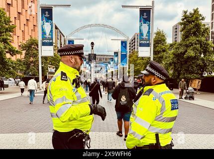 firo: 01.06.2024 Fußball, Fußball, UEFA CHAMPIONS LEAGUE, Saison 2023/2024, UCL, CL, Finale, Endspiel, BVB, Borussia Dortmund - Real Madrid Security Police vor Wembley Stadium Fans Fanartikel Stockfoto