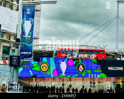 firo: 01.06.2024 Fußball, Fußball, UEFA CHAMPIONS LEAGUE, Saison 2023/2024, UCL, CL, Finale, Finale, BVB, Borussia Dortmund - Real Madrid Doppeldeckerbus vor Wembley Stadium London Fans Fanartikel Stockfoto