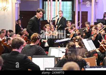 REKORDDATUM NICHT ANGEGEBEN Augustusburger Musiksommer startete Augustusburg – kleine Stadt mit großer Musik. Mit zwei Eröffnungskonzerten startete am Wochenende der Augustusburger Musiksommer in der Saison 2024. Das Programm unter der Leitung des jungen Kirchenmusikers Pascal Kaufmann umfasste Werke von Jean Sibelius und Edvard Grieg, darunter die berühmte Morgenstimmung und verschiedene Tänze aus Griegs Peer Gynt Suiten. Die Junge Philharmonie Augustusburg hat sich zum Ziel gesetzt, große sinfonische Musik im kleinen Ort erlebbar zu machen. Das Orchester wurde im November 2019 gegründet und vere Stockfoto