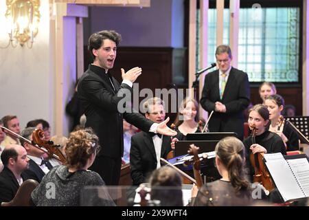 REKORDDATUM NICHT ANGEGEBEN Augustusburger Musiksommer startete Augustusburg – kleine Stadt mit großer Musik. Mit zwei Eröffnungskonzerten startete am Wochenende der Augustusburger Musiksommer in der Saison 2024. Das Programm unter der Leitung des jungen Kirchenmusikers Pascal Kaufmann umfasste Werke von Jean Sibelius und Edvard Grieg, darunter die berühmte Morgenstimmung und verschiedene Tänze aus Griegs Peer Gynt Suiten. Die Junge Philharmonie Augustusburg hat sich zum Ziel gesetzt, große sinfonische Musik im kleinen Ort erlebbar zu machen. Das Orchester wurde im November 2019 gegründet und vere Stockfoto