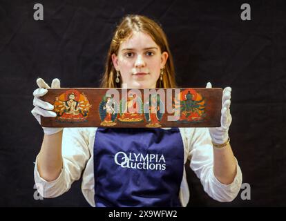Olympia Auctions, London, Großbritannien. Juni 2024. Ein Paar bemalte Holzbucheinzüge, Tibet, 15./16. Jahrhundert, jeweils in langer rechteckiger Form, die leicht konvexen Außenfassungen mit einfacher Vertäfelung, die Innenseiten mit verschiedenen buddhistischen Gottheiten bemalt, eine mit der zentralen Figur des Buddha flankiert von Padmapani und Manjusri und zwei der fünf tantrischen Tathagaten, die übrigen drei auf der anderen Seite sind 11,2 x 51 cm, ca. 400-600 €, Auktion 5. Juni 2024. Quelle: Paul Quezada-Neiman/Alamy Live News Stockfoto