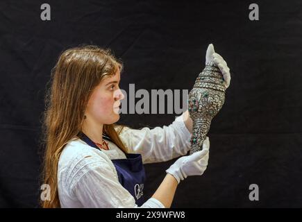 Olympia Auctions, London, Großbritannien. Juni 2024. Ein silbernes Muschelhorn (Sankha) Tibet 19. Jahrhundert Profusely dekoriert mit gejagten und repousse Reliefdesigns, die mythische Vogelgottheiten und andere Tiere in dichtem, rollendem Laub enthalten, besetzt mit Türkis und Korallen, 32 cm lange Provenienz: Aus der Sammlung von John Barnett Est £800-1.200, Auktion 5. Juni 2024. Quelle: Paul Quezada-Neiman/Alamy Live News Stockfoto