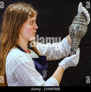 Olympia Auctions, London, Großbritannien. Juni 2024. Ein silbernes Muschelhorn (Sankha) Tibet 19. Jahrhundert Profusely dekoriert mit gejagten und repousse Reliefdesigns, die mythische Vogelgottheiten und andere Tiere in dichtem, rollendem Laub enthalten, besetzt mit Türkis und Korallen, 32 cm lange Provenienz: Aus der Sammlung von John Barnett Est £800-1.200, Auktion 5. Juni 2024. Quelle: Paul Quezada-Neiman/Alamy Live News Stockfoto