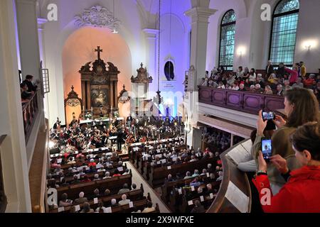 REKORDDATUM NICHT ANGEGEBEN Augustusburger Musiksommer startete Augustusburg – kleine Stadt mit großer Musik. Mit zwei Eröffnungskonzerten startete am Wochenende der Augustusburger Musiksommer in der Saison 2024. Das Programm unter der Leitung des jungen Kirchenmusikers Pascal Kaufmann umfasste Werke von Jean Sibelius und Edvard Grieg, darunter die berühmte Morgenstimmung und verschiedene Tänze aus Griegs Peer Gynt Suiten. Die Junge Philharmonie Augustusburg hat sich zum Ziel gesetzt, große sinfonische Musik im kleinen Ort erlebbar zu machen. Das Orchester wurde im November 2019 gegründet und vere Stockfoto