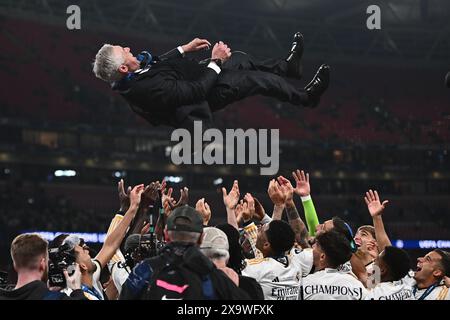 LONDON, ENGLAND – 1. JUNI: Carlo Ancelotti, Trainer von Real Madrid, wird am Ende der UEFA Champions League 202 von seinen Spielern in die Luft geworfen Stockfoto