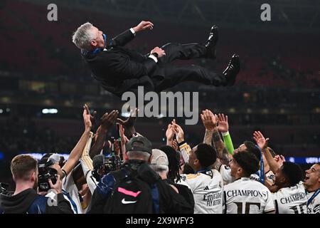 LONDON, ENGLAND – 1. JUNI: Carlo Ancelotti, Trainer von Real Madrid, wird am Ende der UEFA Champions League 202 von seinen Spielern in die Luft geworfen Stockfoto