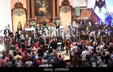 REKORDDATUM NICHT ANGEGEBEN Augustusburger Musiksommer startete Augustusburg – kleine Stadt mit großer Musik. Mit zwei Eröffnungskonzerten startete am Wochenende der Augustusburger Musiksommer in der Saison 2024. Das Programm unter der Leitung des jungen Kirchenmusikers Pascal Kaufmann umfasste Werke von Jean Sibelius und Edvard Grieg, darunter die berühmte Morgenstimmung und verschiedene Tänze aus Griegs Peer Gynt Suiten. Die Junge Philharmonie Augustusburg hat sich zum Ziel gesetzt, große sinfonische Musik im kleinen Ort erlebbar zu machen. Das Orchester wurde im November 2019 gegründet und vere Stockfoto