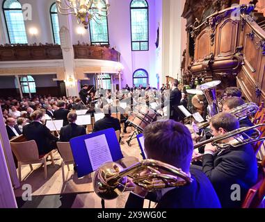 REKORDDATUM NICHT ANGEGEBEN Augustusburger Musiksommer startete Augustusburg – kleine Stadt mit großer Musik. Mit zwei Eröffnungskonzerten startete am Wochenende der Augustusburger Musiksommer in der Saison 2024. Das Programm unter der Leitung des jungen Kirchenmusikers Pascal Kaufmann umfasste Werke von Jean Sibelius und Edvard Grieg, darunter die berühmte Morgenstimmung und verschiedene Tänze aus Griegs Peer Gynt Suiten. Die Junge Philharmonie Augustusburg hat sich zum Ziel gesetzt, große sinfonische Musik im kleinen Ort erlebbar zu machen. Das Orchester wurde im November 2019 gegründet und vere Stockfoto