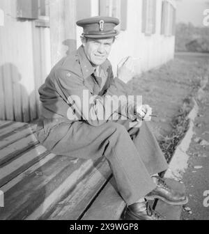 Aktuell 25/26-1946: Die Saboteure. Gegenwärtig besuchen die Saboteure aus den Tagen des Krieges, die sich jetzt in friedlicher Arbeit befinden. Lt. Harald Lund war von 1942 bis 1944 Kurier für das Pressebüro in Stockholm auf der Strecke Stockholm – Oslo – und es war sowohl harte Arbeit als auch Spannung! Später war er in der Psychological Warfare Group in Großbritannien und hier zu Hause. F.T. Er ist der nächste. In der norwegischen Armee Wohlfahrtsbezirk in Ostnorwegen und genießt die Arbeit. „Wohlfahrtsarbeit ist wichtig.“ Foto: Aktuell / NTB ***Foto wird nicht verarbeitet*** Stockfoto