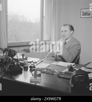 Aktuell 25/26-1946: Die Saboteure. Gegenwärtig besuchen die Saboteure aus den Tagen des Krieges, die sich jetzt in friedlicher Arbeit befinden. Hier Martin Olsen aus Drammen, Mitglied der bekannten Oslo-Gang, Niederlassung der Firma Linge. Nach der Befreiung ging er durch die Militärschule, ist aber jetzt Inspektor bei Norske Shell in Oslo und verpasst nicht die Aufregung der Kriegszeit. Foto: Aktuell / NTB ***Foto wird nicht verarbeitet*** Stockfoto