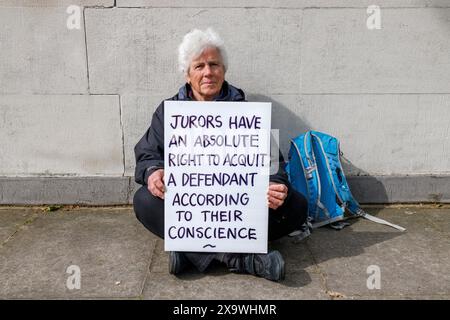 Mai 2023. Inner London Crown Court, Southwark, Großbritannien. Eine Gruppe von 24 Personen – 7 Ärzte, 3 Quäker, ein ehemaliger Anwalt, ein ehemaliger Polizist, ein Priester der Kirche von England, 2 Lehrer und andere sitzen schweigend auf der Straße um den Gerichtshof herum, in Solidarität mit isolierten britischen Klimaprotestgegnern, denen es verboten ist, während ihrer Gerichtsverfahren über ihre Motive zu sprechen oder die Worte „Klimawandel“ oder „Brennstoffarmut“ zu verwenden. Dr. Juliette Brown, 52 eine Psychiaterin und Sprecherin der Ärzte für XR sagte: „Wir sind gewöhnliche Menschen, die sich um unsere Sicherheit, Sicherheit, Gesundheit und den Rul sorgen Stockfoto