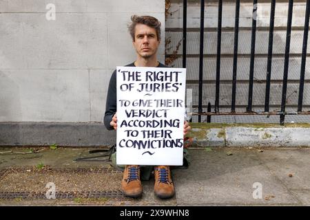 Mai 2023. Inner London Crown Court, Southwark, Großbritannien. Eine Gruppe von 24 Personen – 7 Ärzte, 3 Quäker, ein ehemaliger Anwalt, ein ehemaliger Polizist, ein Priester der Kirche von England, 2 Lehrer und andere sitzen schweigend auf der Straße um den Gerichtshof herum, in Solidarität mit isolierten britischen Klimaprotestgegnern, denen es verboten ist, während ihrer Gerichtsverfahren über ihre Motive zu sprechen oder die Worte „Klimawandel“ oder „Brennstoffarmut“ zu verwenden. Dr. Juliette Brown, 52 eine Psychiaterin und Sprecherin der Ärzte für XR sagte: „Wir sind gewöhnliche Menschen, die sich um unsere Sicherheit, Sicherheit, Gesundheit und den Rul sorgen Stockfoto