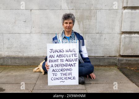 Mai 2023. Inner London Crown Court, Southwark, Großbritannien. Eine Gruppe von 24 Personen – 7 Ärzte, 3 Quäker, ein ehemaliger Anwalt, ein ehemaliger Polizist, ein Priester der Kirche von England, 2 Lehrer und andere sitzen schweigend auf der Straße um den Gerichtshof herum, in Solidarität mit isolierten britischen Klimaprotestgegnern, denen es verboten ist, während ihrer Gerichtsverfahren über ihre Motive zu sprechen oder die Worte „Klimawandel“ oder „Brennstoffarmut“ zu verwenden. Dr. Juliette Brown, 52 eine Psychiaterin und Sprecherin der Ärzte für XR sagte: „Wir sind gewöhnliche Menschen, die sich um unsere Sicherheit, Sicherheit, Gesundheit und den Rul sorgen Stockfoto