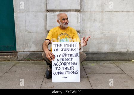 Mai 2023. Inner London Crown Court, Southwark, Großbritannien. Eine Gruppe von 24 Personen – 7 Ärzte, 3 Quäker, ein ehemaliger Anwalt, ein ehemaliger Polizist, ein Priester der Kirche von England, 2 Lehrer und andere sitzen schweigend auf der Straße um den Gerichtshof herum, in Solidarität mit isolierten britischen Klimaprotestgegnern, denen es verboten ist, während ihrer Gerichtsverfahren über ihre Motive zu sprechen oder die Worte „Klimawandel“ oder „Brennstoffarmut“ zu verwenden. Dr. Juliette Brown, 52 eine Psychiaterin und Sprecherin der Ärzte für XR sagte: „Wir sind gewöhnliche Menschen, die sich um unsere Sicherheit, Sicherheit, Gesundheit und den Rul sorgen Stockfoto