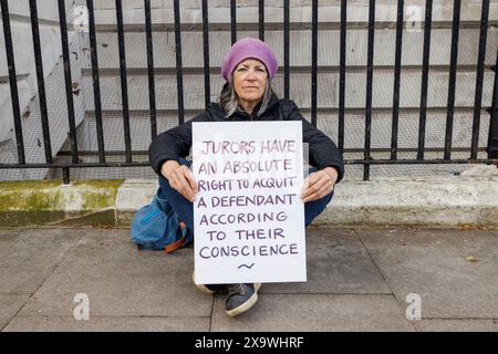 Mai 2023. Inner London Crown Court, Southwark, Großbritannien. Eine Gruppe von 24 Personen – 7 Ärzte, 3 Quäker, ein ehemaliger Anwalt, ein ehemaliger Polizist, ein Priester der Kirche von England, 2 Lehrer und andere sitzen schweigend auf der Straße um den Gerichtshof herum, in Solidarität mit isolierten britischen Klimaprotestgegnern, denen es verboten ist, während ihrer Gerichtsverfahren über ihre Motive zu sprechen oder die Worte „Klimawandel“ oder „Brennstoffarmut“ zu verwenden. Dr. Juliette Brown, 52 eine Psychiaterin und Sprecherin der Ärzte für XR sagte: „Wir sind gewöhnliche Menschen, die sich um unsere Sicherheit, Sicherheit, Gesundheit und den Rul sorgen Stockfoto