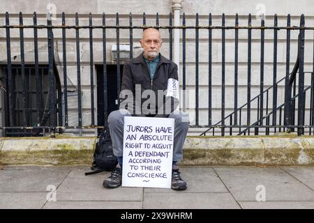 Mai 2023. Inner London Crown Court, Southwark, Großbritannien. Eine Gruppe von 24 Personen, darunter 7 Ärzte, 3 Quäker, ein ehemaliger Anwalt, ein ehemaliger Polizeibeamter, ein Priester der Church of England und zwei Lehrer riskieren die Verhaftung wegen Verachtung des Gerichts, da sie schweigend auf der Straße um den Gerichtshof sitzen, in Solidarität mit den Beschuldigten des isolierten britischen Klimaprotestes, denen es verboten ist, über ihre Motive zu sprechen oder während ihrer Prozesse die Worte „Klimawandel“ oder „Brennstoffarmut“ zu verwenden. Dr. Juliette Brown, 52 eine Psychiaterin und Sprecherin der Ärzte für XR sagte: „Wir sind gewöhnliche Menschen, besorgt A Stockfoto